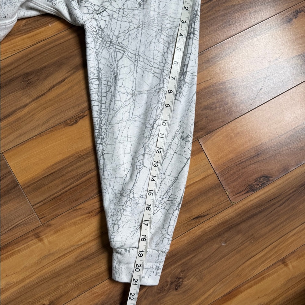 Lululemon Athletica crackle on white Crew Neck Sweater with special embroidery - Picture 10 of 10